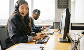 perbedaan-customer-care-dan-customer-service